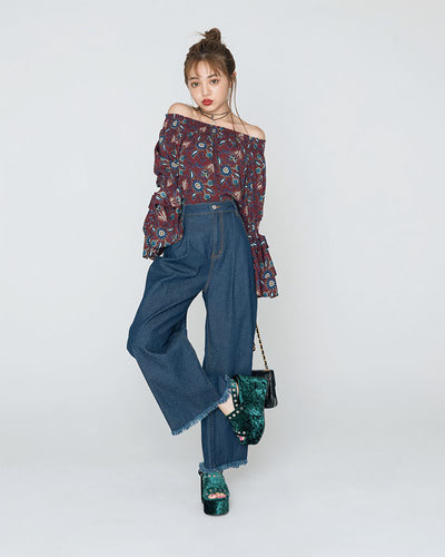 デニムワイドパンツ 1,990円+税／WEGO オフショルトップス　6,400円＋税／ENVYM渋谷109店　チョーカー 1,990円＋税／FLOVE　ヴィンテージシャネルチェーンバッグ 137,800円＋税／Hedyヴィンテージショップ　サンダル 12,990円＋税／EVRIS　ルミネエスト新宿店