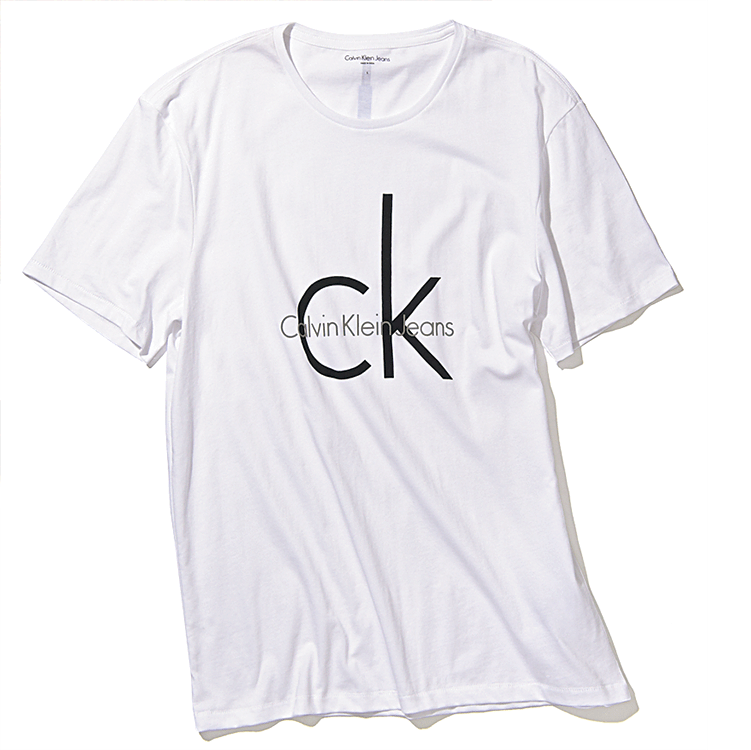 白ロゴTシャツ 7,900円＋税／Calvin Klein (GALLERIE TOKYO)