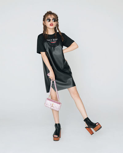 ベロアショルダーバッグ 2,590円＋税／WEGO ロゴTシャツ 999円＋税／スピンズ レザーワンピ 7,990円＋税／SLY（バロックジャパンリミテッド） イヤリング 1,200円＋税／ミィパーセント（アダストリア） イヤリング 1,200円＋税／レシィーニュ ブーティ 8,900円＋税／ENVYM 渋谷109店