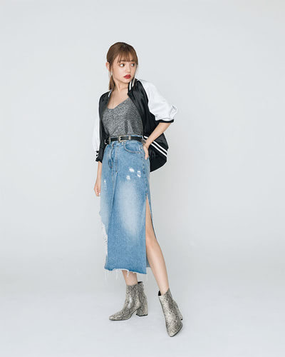 ダブルバックルベルト 990円＋税／WEGO　ラメビスチェ 1,590円＋税／W♡C（WEGO）スタジャン 9,990円＋税、ブーツ 12,990円＋税／ともにGYDA渋谷109店　デニムスカート 7,900円＋税／DURAS