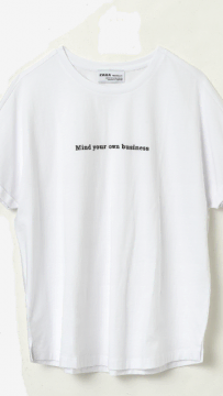 白ロゴTシャツ 1,590円(税込み)／ZARA(ザラ・ジャパン)